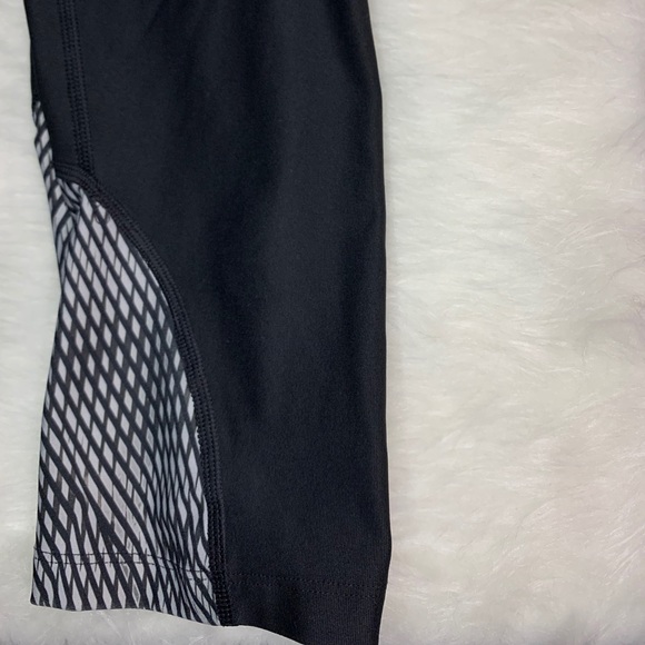 NIKE QUARTER LEGGINGS SIZE XTRA SMALL - Picture 2 of 4